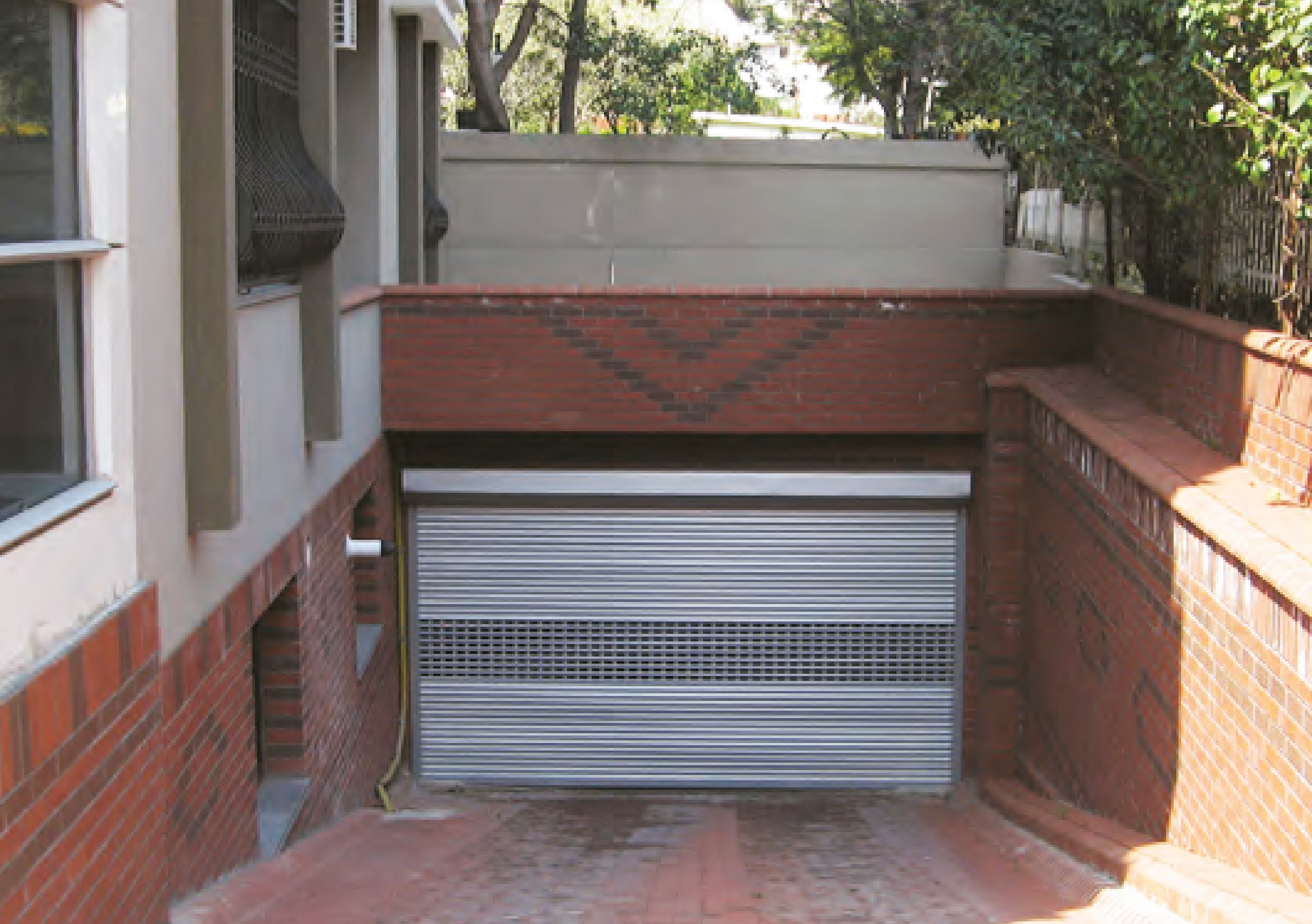 Aluminum Roll-Up Garage Doors - Extruded (Hollow)